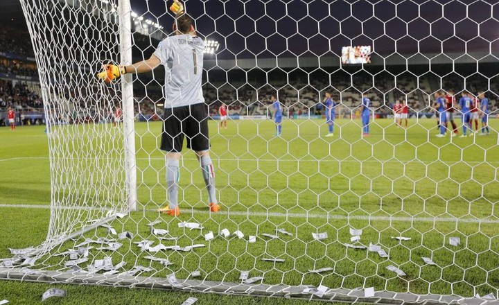 Donnarumma ako Dollarumma. Gólmana zahádzali falošnými peniazmi